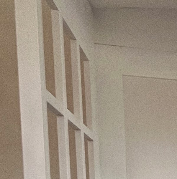 Szprosy w szklonej ścianie budki telefonicznej