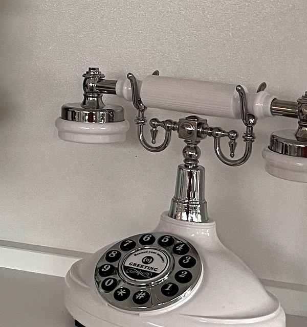 Tarcza numerowa telefonu w budce wspomnień z bliska