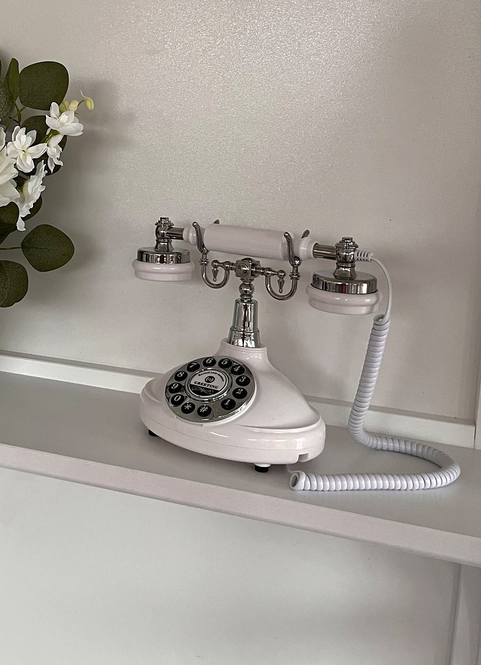 Telefon życzeń z bliska – słuchawka leży na widełkach